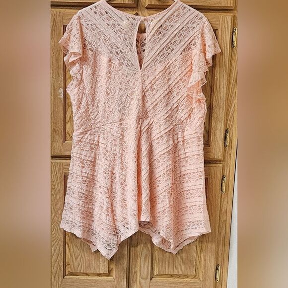Torrid PlusโSize Babydoll Lace Crew Neck Sharkbite Hem Top 1X - Picture 9 of 16